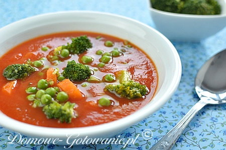 Zupa pomidorowa z brokułem i groszkiem