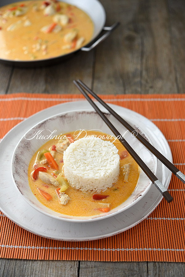 Kurczak w sosie z czerwonego curry z mlekiem kokosowym po tajsku