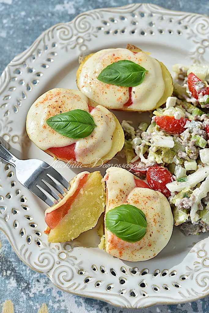 Połówki ziemniaków zapiekane z pomidorem i mozzarellą