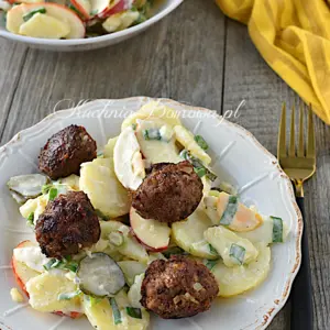 Sałatka ziemniaczana z kulkami mięsnymi