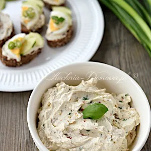 Włoska pasta z suszonymi pomidorami i bazylią