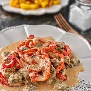 Gulasz paprykowo- śmietanowy