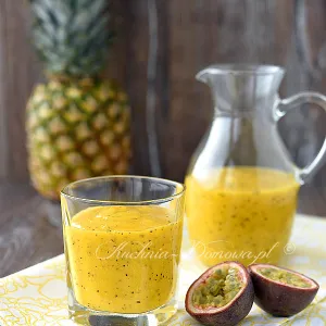 Smoothie z mango, ananasem i marakują