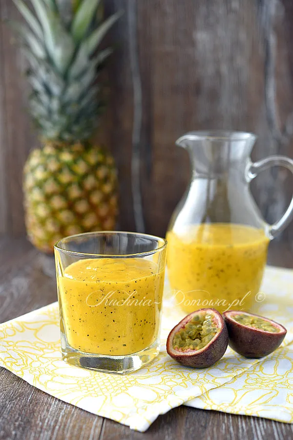 Smoothie z mango, ananasem i marakują