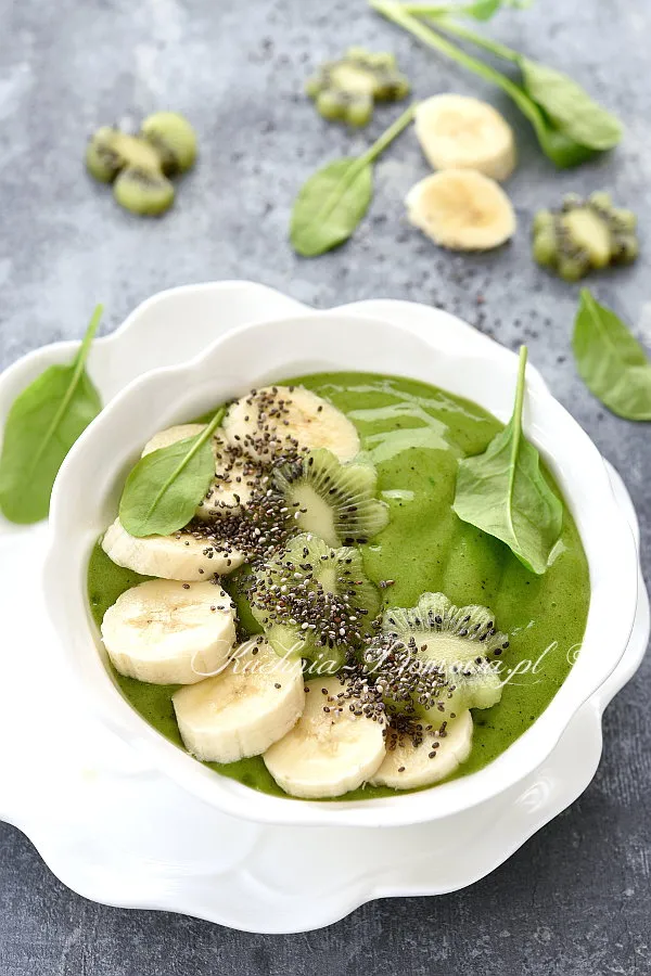 Smoothie bowl ze szpinakiem i kiwi