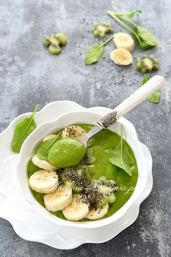 Smoothie bowl ze szpinakiem i kiwi