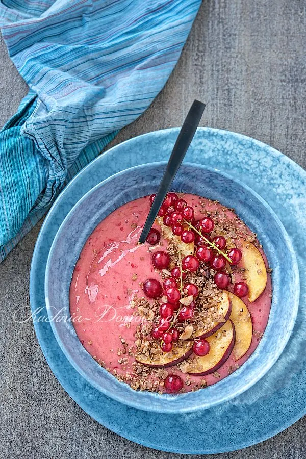 Porzeczkowo- brzoskwiniowe smoothie bowl