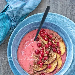 Porzeczkowo- brzoskwiniowe smoothie bowl