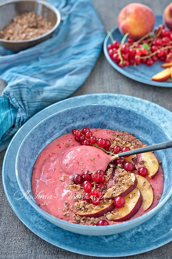 Porzeczkowo- brzoskwiniowe smoothie bowl