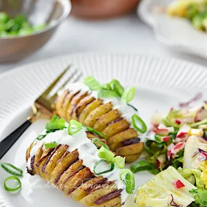 Ziemniaki Hasselback faszerowane pieczarkami i cebulą z sosem czosnkowym