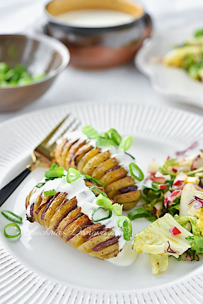 Ziemniaki Hasselback faszerowane pieczarkami i cebulą