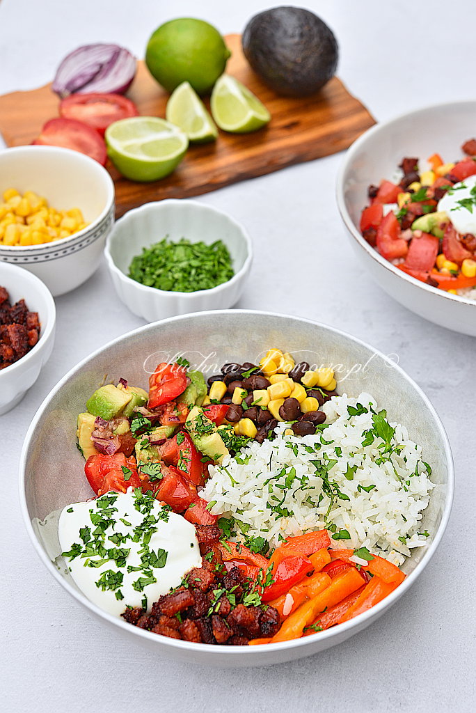 Meksykański bowl z chorizo i guacamole