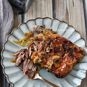 Żeberka pieczone z cebulą