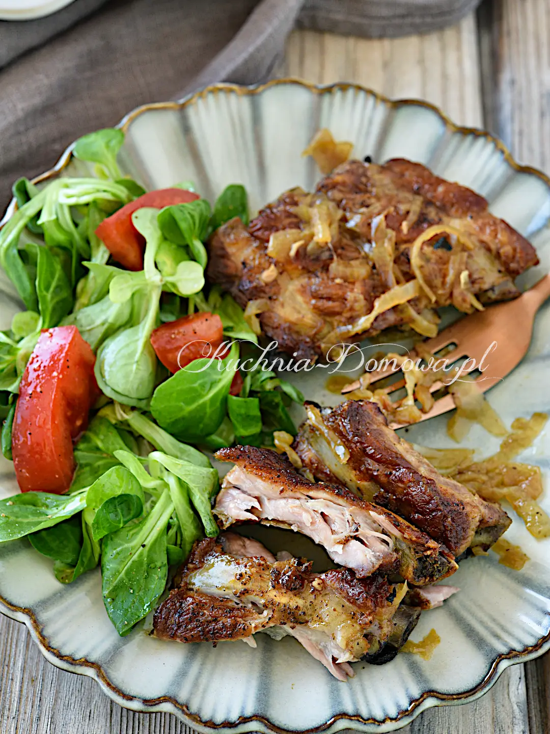 Żeberka pieczone z cebulą