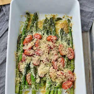 Pieczone szparagi z pomidorkami i parmezanem