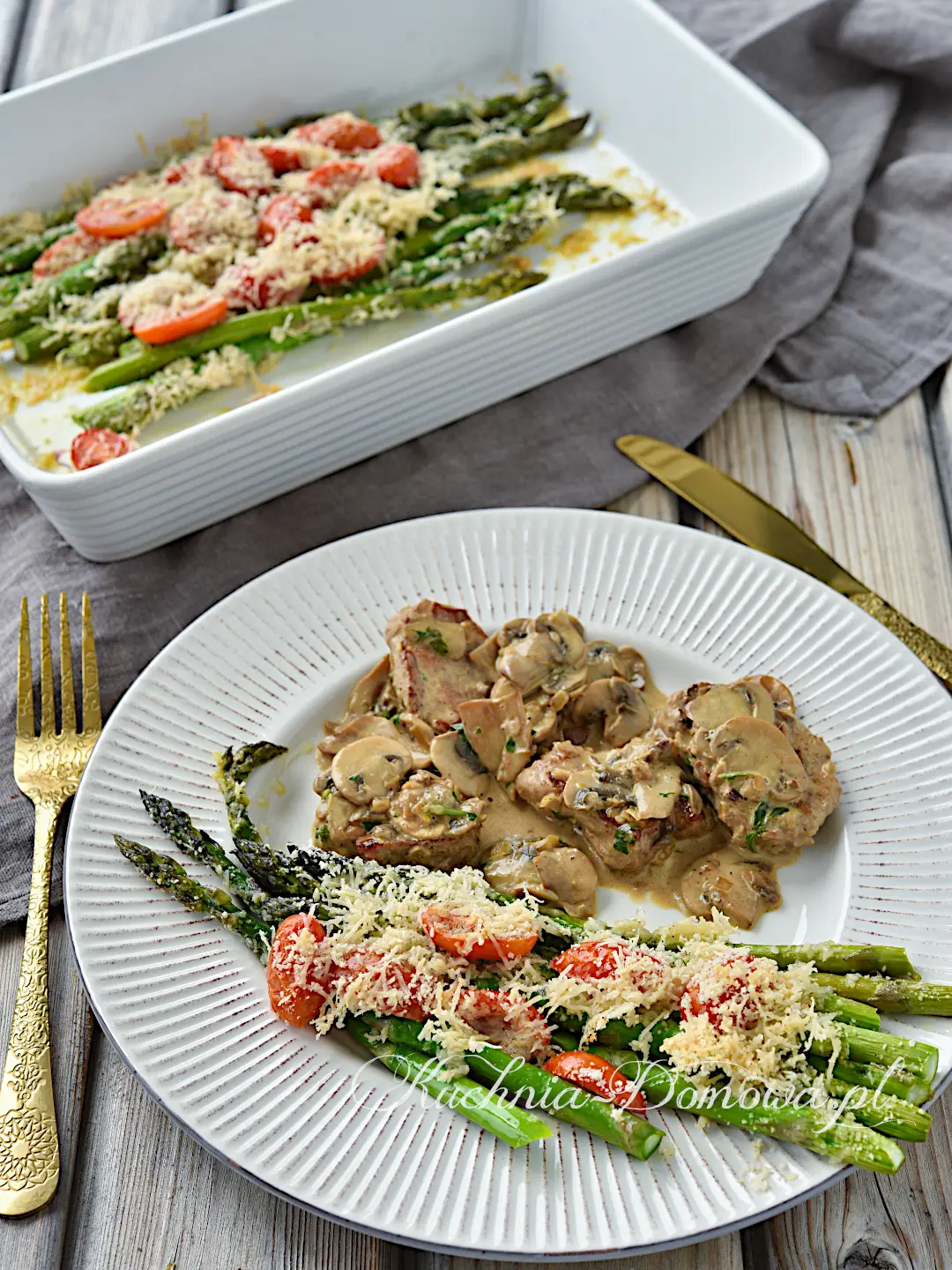 Pieczone szparagi z pomidorkami i parmezanem