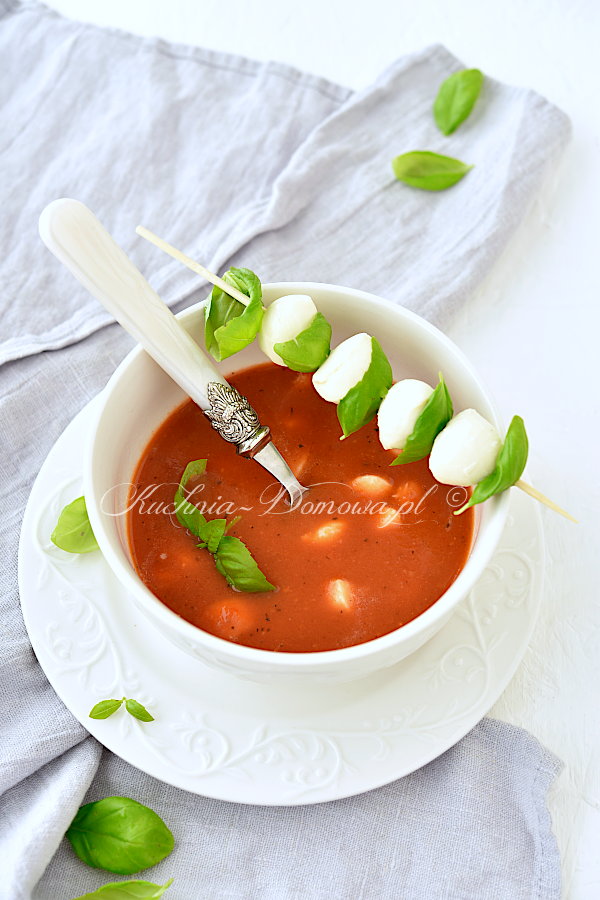 Zupa krem pomidorowa z mozzarellą