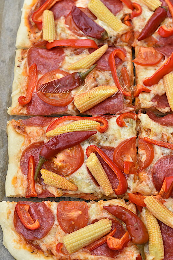 Pizza z papryczkami peperoni i kolbami kukurydzy