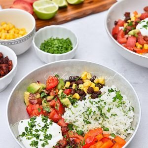 Meksykański bowl z chorizo i guacamole